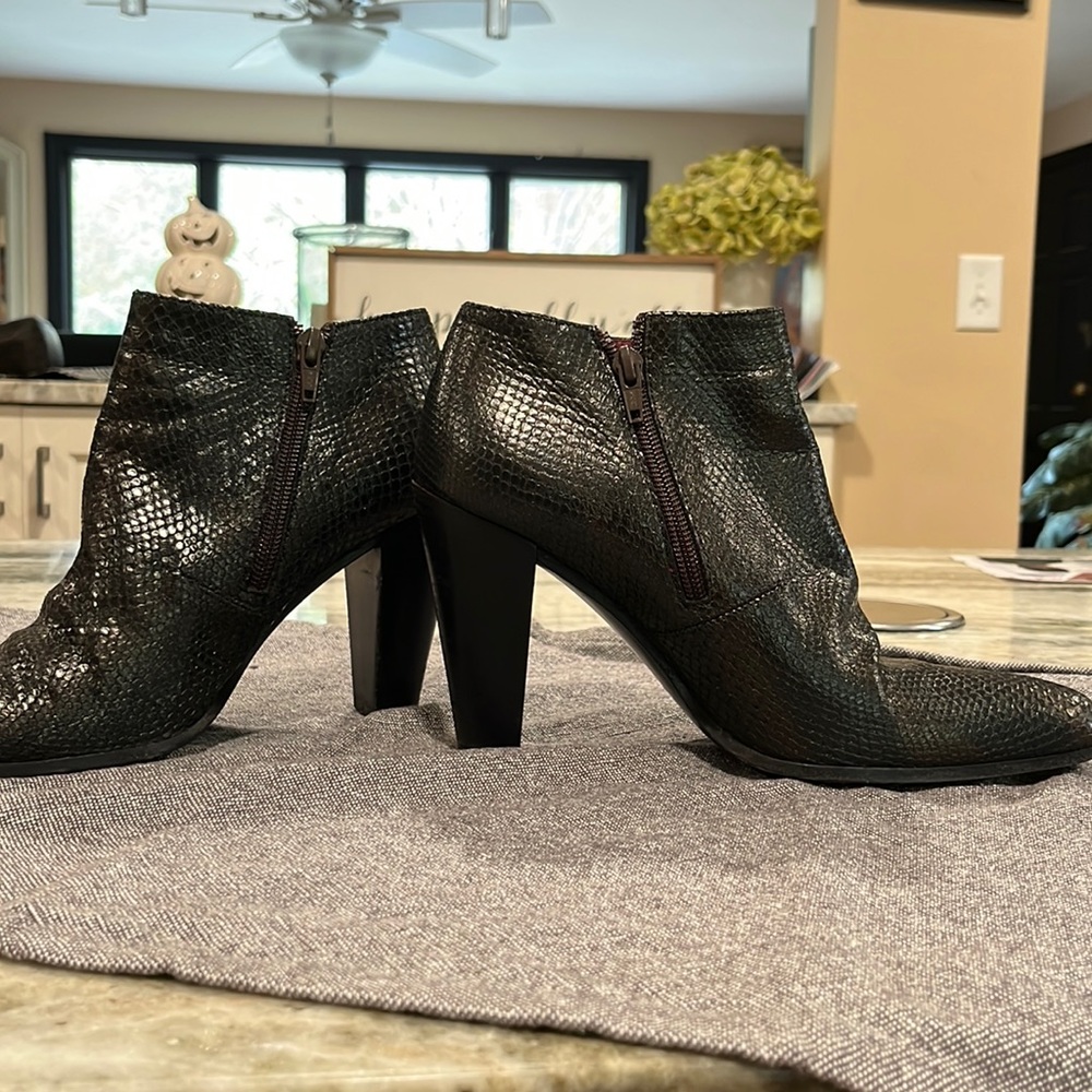 DKNY Italian leather ankle boots 🥾 in snakeskin pattern.